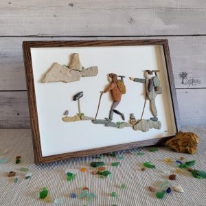 Cuadro de decoración hecho a mano con guijarros piedras madera de deriva reciclaje creativo pareja senderistas caminando Monte Uriellu UdanasArt