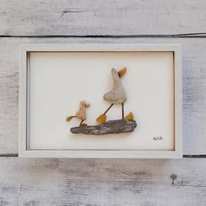 Cuadro con piedras Cuack cuack Decoración infantil hecho a mano con guijarro ms piedras y cristales del mar mamá pata caminando con su patito UdanasArt