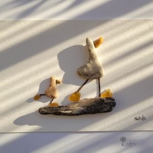 Cuadro de decoración infantil hecho a mano con guijarro ms piedras y cristales del mar mamá pata caminando con su patito UdanasArt