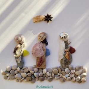 fotografía de los tres reyes magos hechos a mano con piedras gujarros conchas marinas cristales de mar seis de enero decoración infantil magia de navidad UdanasArt