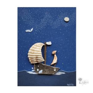 Cuadro de decoración personalizado hecho a mano con piedras madera de deriva conchas marinas marinero en su velero de noche viendo la luna y el cielo estrellado UdanasAr
