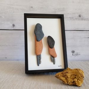 Cuadro de decoración hecho a mano con piedras guijarros ladrillos del mar madre e hija caminando juntas regalo día de la madre UdanasArt