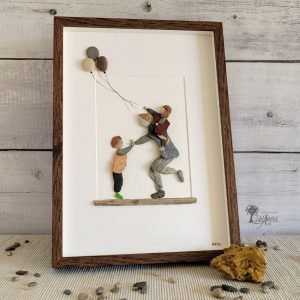 Cuadro de decoración hecho a mano con piedras guijarros madera de deriva padre jugando con sus hijos regalo día del padre UdanasArt