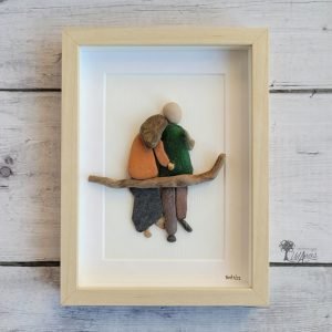 Cuadro con piedras Tú y yo decoración para el día de los enamorados hecho a mano en Barcelona con guijarros piedras madera de deriva cristales del mar Pieza única UdanasArt