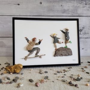 Cuadro de decoración personalizado hecho a mano en Barcelona con piedras guijarros madera de deriva conchas marinas cristales del mar padre con patinete y sus hijos animando arte con piedras UdanasArt