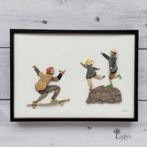 Cuadro de decoración personalizado hecho a mano en Barcelona con piedras guijarros madera de deriva conchas marinas cristales del mar padre con patinete y sus hijos animando arte con piedras UdanasArt