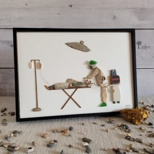 Cuadro de decoración personalizado hecho a mano en Barcelona con piedras guijarros madera de deriva conchas marinas cristales del mar anestesista durmiendo un paciente arte con piedras UdanasArt