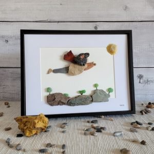 Cuadro de decoración hecho a mano en Barcelona con piedras guijarros conchas marinas cristales del mar maravilla de mujer volando arte con piedras UdanasArt