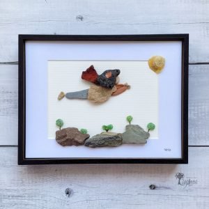 Cuadro con piedras Maravilla de mujer decoración para el hogar hecho a mano en Barcelona con piedras guijarros conchas marinas cristales del mar pieza única UdanasArt