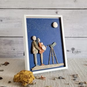 Cuadro de decoración personalizado hecho a mano con piedras madera de deriva conchas marinas familia mirando el cielo estrellado y la luna día del padre UdanasArt
