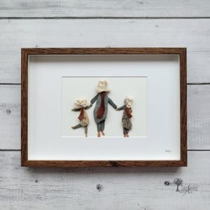 Cuadro de decoración para el hogar hecho a mano con piedras guijarros conchas marinas día de las madres Tarde de sombreros y zapatos rojos UdanasArt