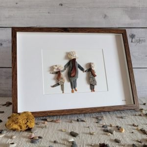 Cuadro de decoración hecho a mano con piedras guijarros conchas marinas día de las madres Tarde de sombreros y zapatos rojos UdanasArt