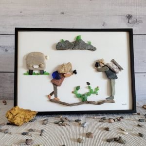 Cuadro de decoración personalizado hecho a mano con piedras madera de deriva conchas marinas cristales del mar pareja fotografiando la naturaleza junto a su furgoneta UdanasArt