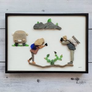 Cuadro con piedras watch the birdie decoración personalizada hecho a mano con piedras madera de deriva conchas marinas cristales del mar pareja fotografiando la naturaleza junto a su furgoneta UdanasArt
