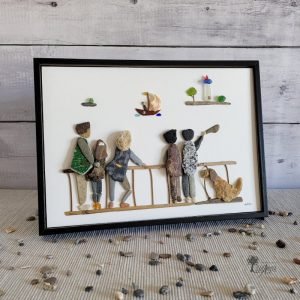 Cuadro de decoración para el hogar personalizado hecho a mano con guijarros piedras madera de deriva cristales del Mar Familia en paseo marítimo The Amazing family UdanasArt