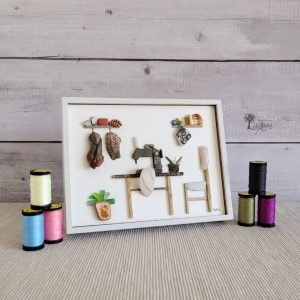 Decoración hogar Cuadro con piedras Coser y cantar hecho a mano en Barcelona piedras guijarros madera de deriva cristales del mar Máquina de coser Pieza única UdanasArt