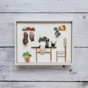 Cuadro con piedras Coser y cantar hecho a mano en Barcelona piedras guijarros madera de deriva cristales del mar Máquina de coser Pieza única UdanasArt