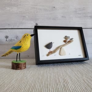 Cuadro con piedras cuestión de peso decoración infantil divertida y original hecha a mano en Barcelona Pieza única UdanasArt pajaritos jugando en subibaja guijarros madera de deriva