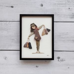 Cuadro con piedras De shopping hecho a mano en Barcelona reciclaje creativo piedras guijarros conchas marinas Pieza única UdanasArt