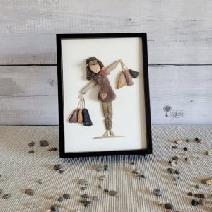 Regalo original Cuadro con piedras De shopping hecho a mano en Barcelona reciclaje creativo piedras guijarros conchas marinas Pieza única UdanasArt