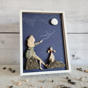 Decoración hogar Cuadro con piedras dibujando constelaciones hecho a mano en Barcelona chica con su perro en una noche estrellada piedras guijarros pieza única UdanasArt