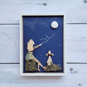 Cuadro con piedras dibujando constelaciones hecho a mano en Barcelona chica con su perro en una noche estrellada piedras guijarros pieza única UdanasArt
