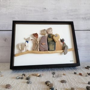 Arte con piedras Cuadro con piedras Familia Finlandia 1 hecho a mano en Barcelona piedras madera de deriva regalo original Pieza única UdanasArt
