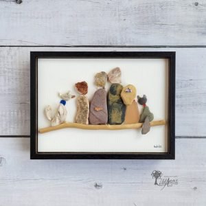 Cuadro con piedras Familia Finlandia 1 hecho a mano en Barcelona piedras madera de deriva regalo original Pieza única UdanasArt