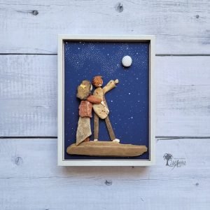 Cuadro con piedras Junto a ti hecho a mano en Barcelona Pareja mirando la luna piedras guijarros madera de deriva pieza única UdanasArt