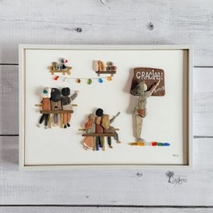 Cuadro con piedras La Maestra regalo original de fin de curso Hecho a mano en Barcelona pieza única UdanasArt