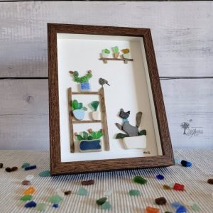 Decoración hogar Cuadro con piedras Miau Gato plantas y pajarito en el jardín hecho a mano en Barcelona reciclaje creativo madera de deriva cristales del mar Pieza única UdanasArt