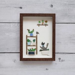 Cuadro con piedras Miau Gato plantas y pajarito en el jardín hecho a mano en Barcelona reciclaje creativo madera de deriva cristales del mar Pieza única UdanasArt