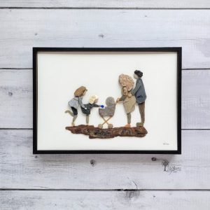 Cuadro con piedras Nuestra gran Victoria personalizado Bienvenida al bebé hecho a mano en Barcelona piedras guijarros madera de deriva conchas marinas pieza única UdanasArt