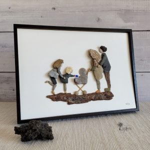 Decoración del hogar Cuadro con piedras Nuestra gran Victoria personalizado Bienvenida al bebé hecho a mano en Barcelona piedras guijarros madera de deriva conchas marinas pieza única UdanasArt