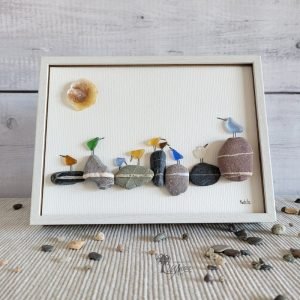 Decoración hogar Cuadro con piedras On the rocks hecho a mano en Barcelona piedras con veta blanca y cristales del mar Pieza única UdanasArt