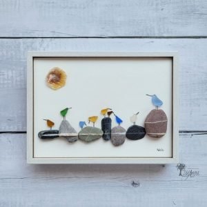 Cuadro con piedras On the rocks hecho a mano en Barcelona piedras con veta blanca y cristales del mar Pieza única UdanasArt