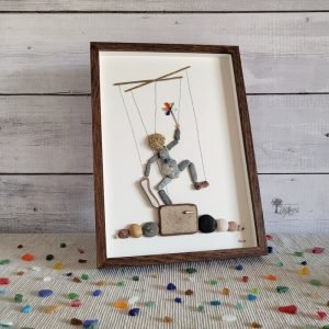 Decoración hogar Cuadro con piedras Out of the box Marioneta Hecho a mano en Barcelona piedras guijarros cáscara de nuez cristales del mar madera de deriva Pieza única UdanasArt