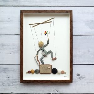 Cuadro con piedras Out of the box Marioneta Hecho a mano en Barcelona piedras guijarros cáscara de nuez cristales del mar madera de deriva Pieza única UdanasArt