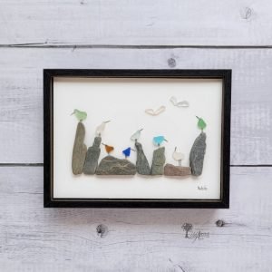 Cuadro con piedras Pájaros de mar hecho a mano en Barcelona piedras y cristales del mar Decoración playera Pieza única UdanasArt