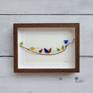 cuadro con piedras reunión de vecinos hecho a mano en Barcelona con cristales del mar y madera de deriva Pieza única UdanasArt