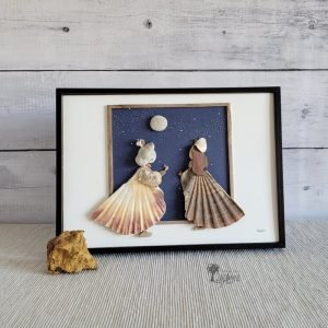 The Queen con piedras la ventana del palacio hecho a mano en Barcelona conchas marinas guijarros reina y princesa mirando por la ventana a la luna Pieza única UdanasArt