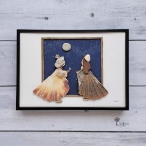 Cuadro con piedras la ventana del palacio hecho a mano en Barcelona conchas marinas guijarros reina y princesa mirando por la ventana a la luna Pieza única UdanasArt