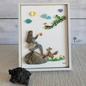 Cuadro con piedras Vero al Natural personalizado hecho a mano en Barcelona piedras guijarros cristales del mar Chica con su perro en la naturaleza pieza única UdanasArt regalo original