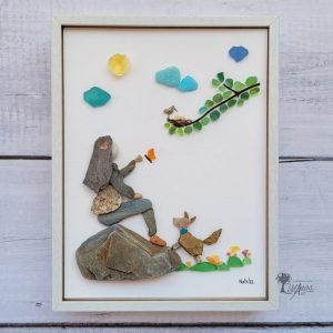 Cuadro con piedras Vero al Natural personalizado hecho a mano en Barcelona piedras guijarros cristales del mar Chica con su perro en la naturaleza pieza única UdanasArt