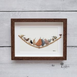 Decoración hogar Cuadro con piedras Pájaros gordos está hecho a mano en Barcelona con piedras guijarros ramita seca Pieza única UdanasArt