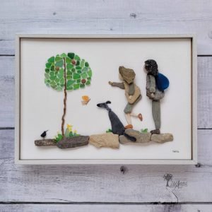 Cuadro con piedras Passejant amb la Candela decoración para el hogar personalizado hecho a mano en Barcelona con piedras madera de deriva conchas marinas Pieza única UdanasArt