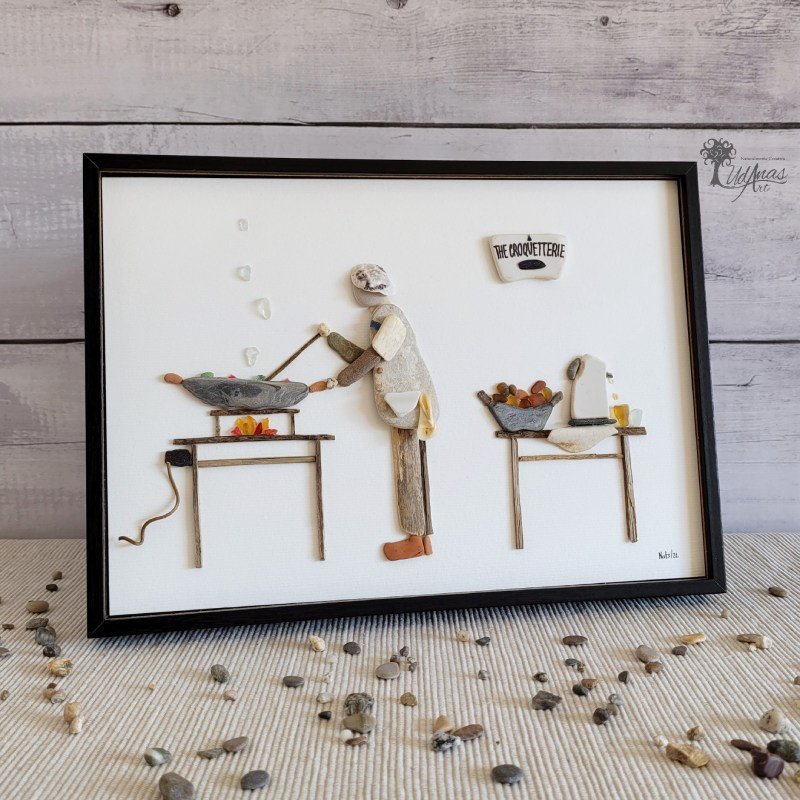 Decoración hogar Cuadro con piedras The Croquetterie personalizado hecho a mano en Barcelona con piedras maderas de deriva azulejos cristales del mar hombre cocinando paella pieza única UdanasArt