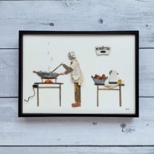 Cuadro con piedras The Croquetterie personalizado hecho a mano en Barcelona con piedras maderas de deriva azulejos cristales del mar hombre cocinando paella pieza única UdanasArt